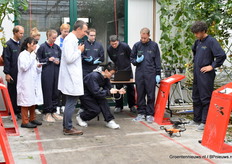 Team Corvus druk bezig met de voorbereidingen terwijl de jury toekijkt en er verslag wordt gedaan voor de kijkers in de zaal.